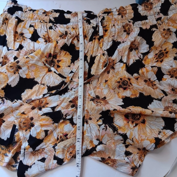 NWT Resort wear short pockets floral print Black Cream rayon Plus Size 2X. - Picture 7 of 15